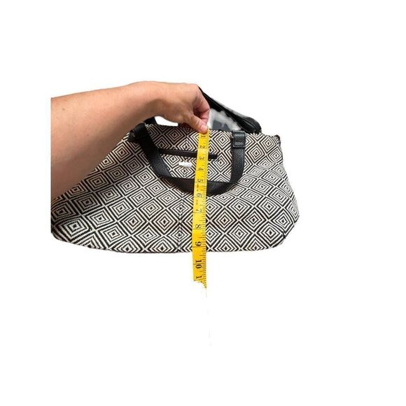 Black & White Geometric Handbag With Adjustable Strap & Inner Pockets - Picture 7 of 14